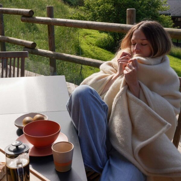Coperta in lana VOLNAY, colore Naturale – immagine d'atmosfera