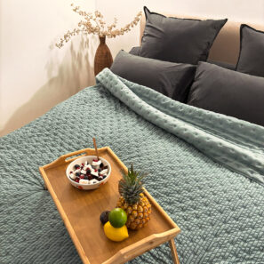 Copriletto EASY Eucalyptus su un letto, immagine d'atmosfera