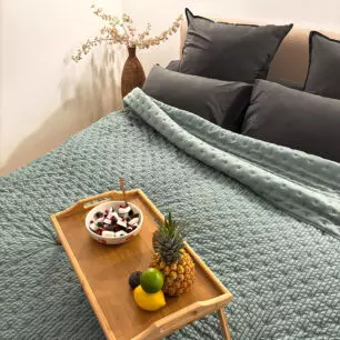 Copriletto EASY Eucalyptus su un letto, immagine d'atmosfera