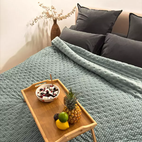 Copriletto EASY Eucalyptus su un letto, immagine d'atmosfera