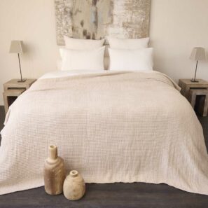 Copriletto SEVILLE Latte sistemato su un letto