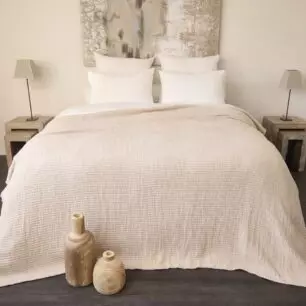 Copriletto SEVILLE Latte sistemato su un letto