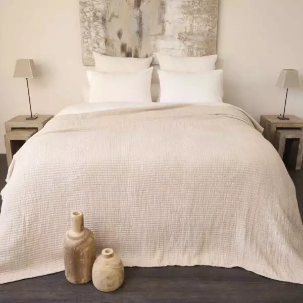 Dessus de lit SEVILLE Latte installé sur un lit