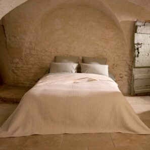 Copriletto YVOIRE Naturel con motivo a nido d’ape su un letto