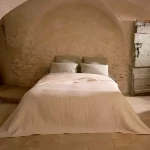 Copriletto YVOIRE Naturel con motivo a nido d’ape su un letto