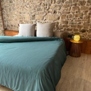 Taies d’oreiller CAP FERRET Galet sur un lit avec housse de couette ALABAMA Lac