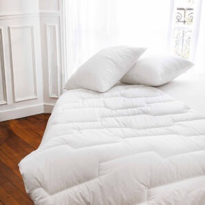 Cuscino EVASION TO quadrato, esposto su un letto