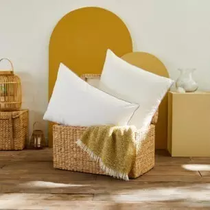 Almohada TRESOR blanca, un ambiente acogedor en la cama