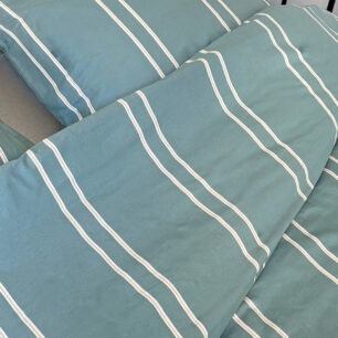 Parure de lit FARO Rayure Eucalyptus en situation dans une chambre