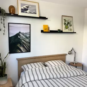 Parure OXFORD Rayure Taupe sur un lit, vue d’ambiance