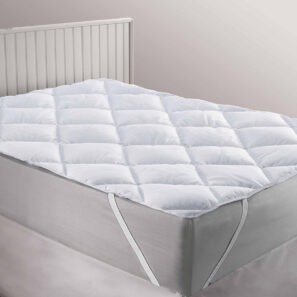 Topper TENDER bianco sistemato su un letto