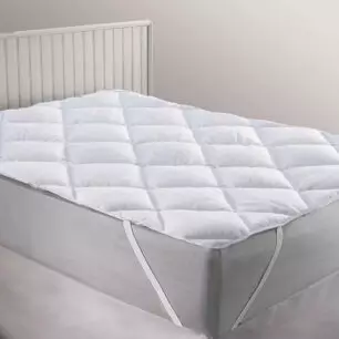 Topper TENDER bianco sistemato su un letto