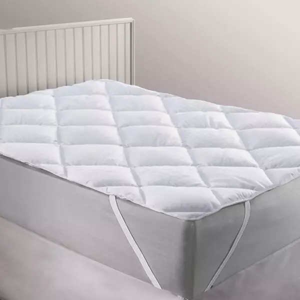 Topper TENDER bianco sistemato su un letto